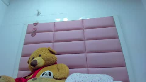Snapshot of littlee_emma_ chatting on 1, 2, 2025 littlee_emma_ online show from 1, 2, 2025