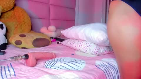 Snapshot of littlee_emma_ chatting on 5, 3, 2025 littlee_emma_ online show from 5, 3, 2025