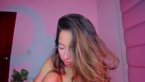 Snapshot of littlee_emma_ chatting on 10, 9, 2025 littlee_emma_ online show from 10, 9, 2025
