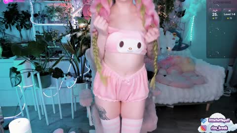 Snapshot of littleflufflepuff chatting on 4, 12, 2024 Riza Riri Puff online show from 4, 12, 2024