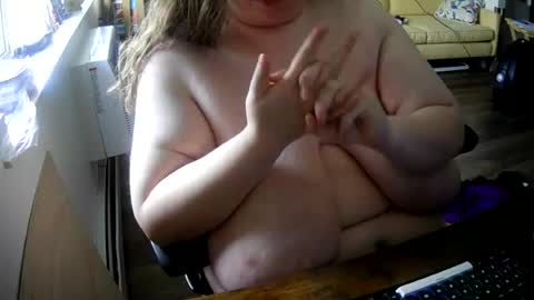 Snapshot of littlepeach99 chatting on 18, 6, 2026 Loryn online show from 18, 6, 2026