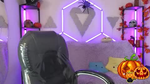 Snapshot of littlevixen18 chatting on 30, 10, 2025 littlevixen18 online show from 30, 10, 2025