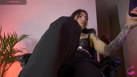 Snapshot of livestream18x chatting on 27, 9, 2025 Emily R online show from 27, 9, 2025