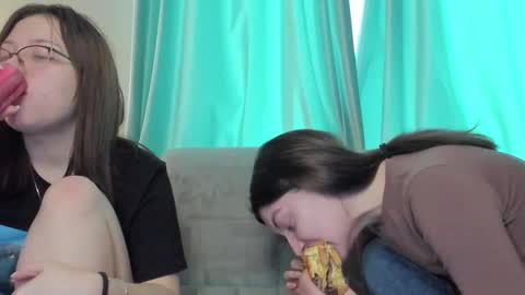 lizzi_muur online show from 2, 2, 2025