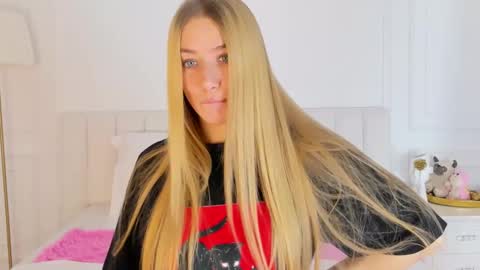 lola_lewis online show from 3, 12, 2025