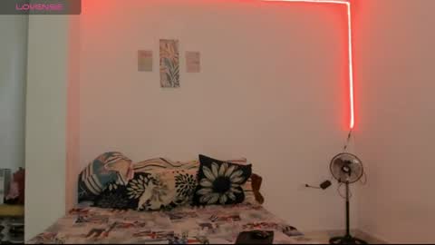 Snapshot of lolacute69 chatting on 30, 6, 2026 Lola help me get to 100 thumbs online show from 30, 6, 2026