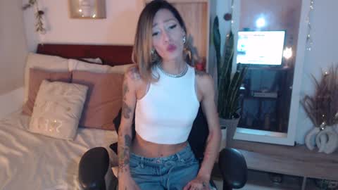 Snapshot of lolis_sweet_submisive chatting on 5, 1, 2025 Dear tippers follow me on my new cb account lennarogers online show from 5, 1, 2025