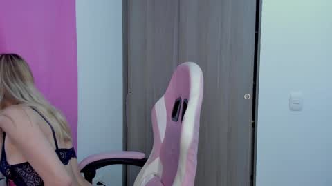 Snapshot of lollypetitte_ chatting on 10, 12, 2024 Lolly online show from 10, 12, 2024