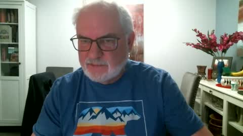 Snapshot of loop102 chatting on 11, 12, 2024 loop102 online show from 11, 12, 2024