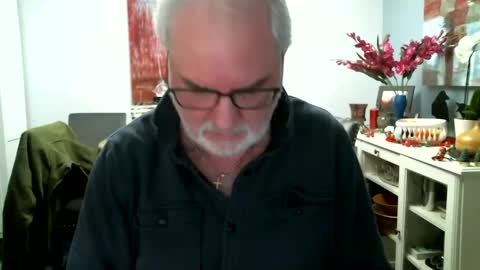 Snapshot of loop102 chatting on 30, 12, 2024 loop102 online show from 30, 12, 2024