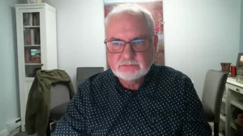 Snapshot of loop102 chatting on 25, 10, 2025 loop102 online show from 25, 10, 2025