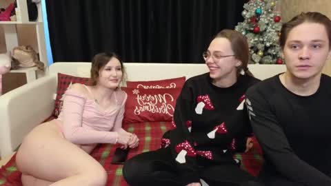 Jean and Isa right couple Mark and Eva left couple online show from 2, 1, 2025