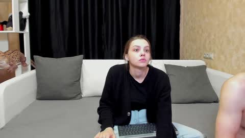 Jean and Isa right couple Mark and Eva left couple online show from 20, 1, 2025