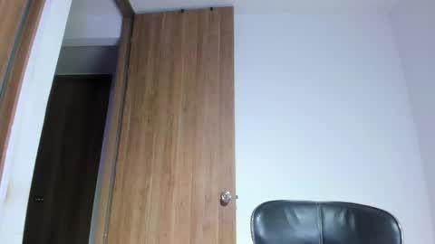 Mia Aniston online show from 15, 4, 2026