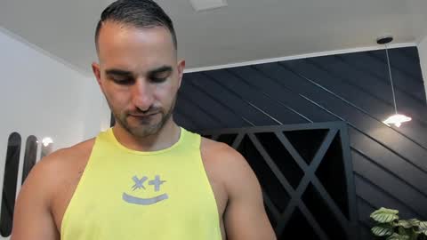  L O R E N Z O  Thumbs Up help  online show from 21, 1, 2025