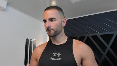  L O R E N Z O  Thumbs Up help  online show from 22, 1, 2025