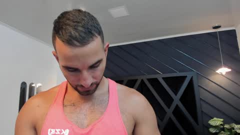  L O R E N Z O  Thumbs Up help  online show from 25, 1, 2025