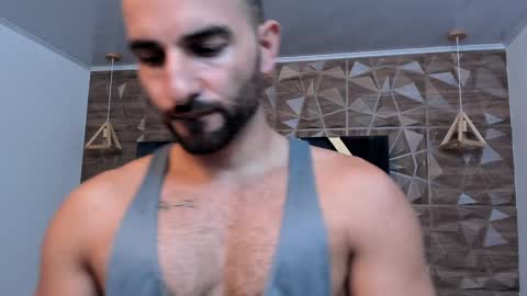  L O R E N Z O  Thumbs Up help  online show from 29, 1, 2025