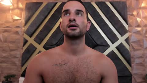  L O R E N Z O  Thumbs Up help  online show from 19, 2, 2025