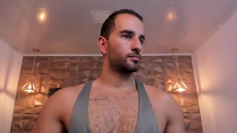  L O R E N Z O  Thumbs Up help  online show from 20, 2, 2025