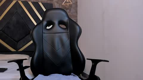  L O R E N Z O  Thumbs Up help  online show from 6, 3, 2025