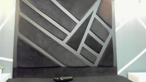  L O R E N Z O  Thumbs Up help  online show from 12, 9, 2025