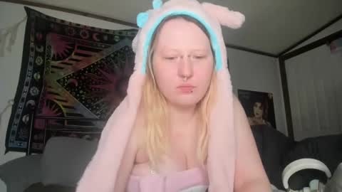 Snapshot of loricritter2 chatting on 18, 12, 2025 Lori Critter online show from 18, 12, 2025