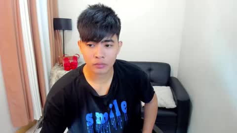 Snapshot of louie_cute_asian chatting on 1, 2, 2025 Kylie online show from 1, 2, 2025