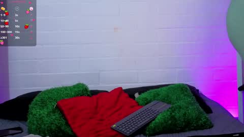 Snapshot of louise_nails chatting on 1, 5, 2026 LouIse online show from 1, 5, 2026