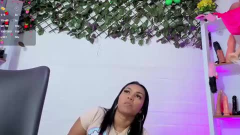 Snapshot of louise_nails chatting on 24, 5, 2026 LouIse online show from 24, 5, 2026