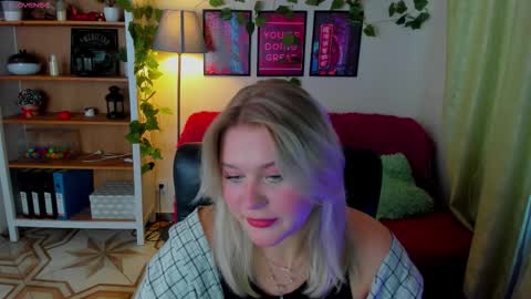 Snapshot of louisemous chatting on 19, 10, 2025 Loise online show from 19, 10, 2025