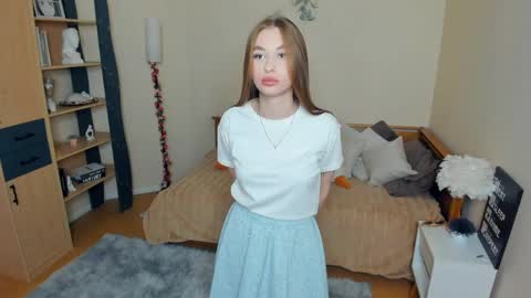 Snapshot of lourabloss chatting on 8, 4, 2026 Aurora online show from 8, 4, 2026