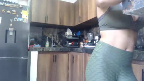 Snapshot of love_gatubela chatting on 1, 10, 2025 Nina online show from 1, 10, 2025