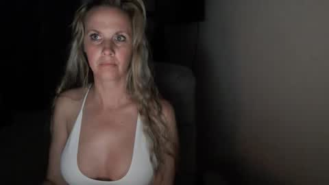 Snapshot of love_on_ chatting on 24, 4, 2026 LoVe On online show from 24, 4, 2026