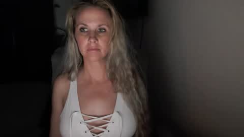 Snapshot of love_on_ chatting on 10, 5, 2026 LoVe On online show from 10, 5, 2026