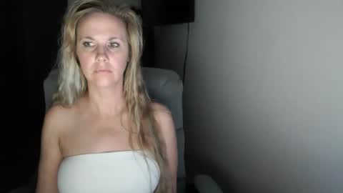 Snapshot of love_on_ chatting on 9, 6, 2026 LoVe On online show from 9, 6, 2026
