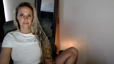 Snapshot of love_on_ chatting on 15, 7, 2026 LoVe On online show from 15, 7, 2026