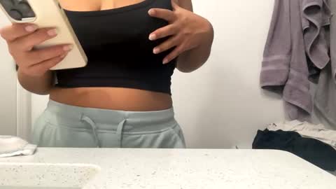Snapshot of lovellly_ chatting on 30, 1, 2025 Love online show from 30, 1, 2025