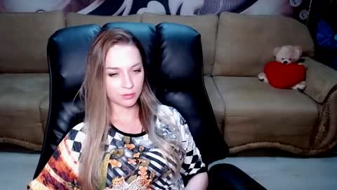 Snapshot of lovellymalina chatting on 28, 4, 2026 private open online show from 28, 4, 2026