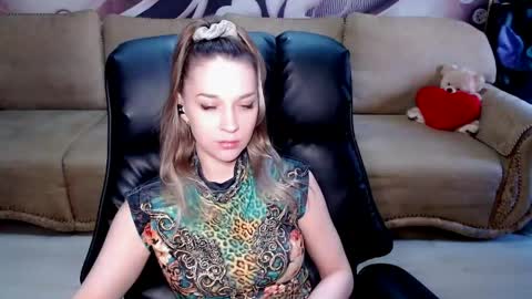 Snapshot of lovellymalina chatting on 18, 5, 2026 private open online show from 18, 5, 2026