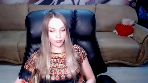 Snapshot of lovellymalina chatting on 19, 5, 2026 private open online show from 19, 5, 2026