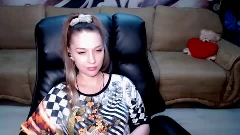 Snapshot of lovellymalina chatting on 20, 5, 2026 private open online show from 20, 5, 2026