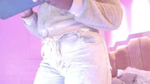 Snapshot of lovequeen02 chatting on 24, 4, 2026 L O V E online show from 24, 4, 2026