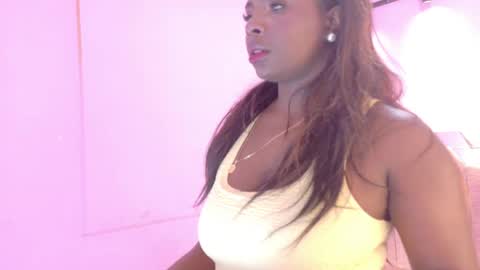 Snapshot of lovequeen02 chatting on 28, 4, 2026 L O V E online show from 28, 4, 2026