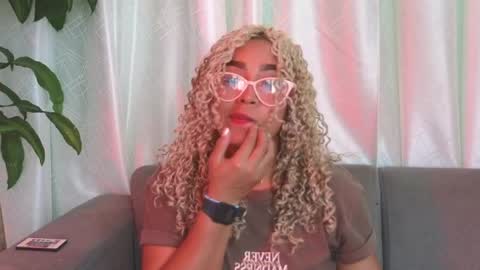 luana_curly online show from 20, 4, 2026