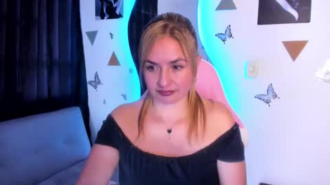 Snapshot of luciamature_ chatting on 1, 12, 2025 Lucia online show from 1, 12, 2025