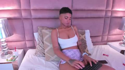  lucia wallace  online show from 18, 2, 2025