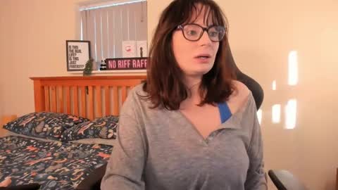 Lucie Winters online show from 2, 1, 2025