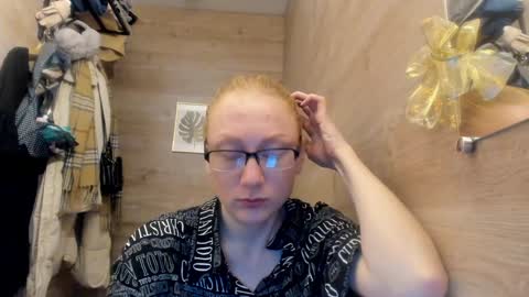 lucky_licky20 online show from 18, 12, 2024
