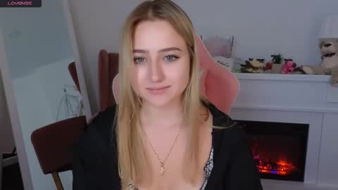 Snapshot of lulu___moon chatting on 19, 9, 2025 Lily online show from 19, 9, 2025